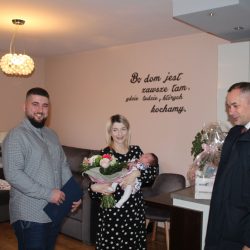 Pierwsza mieszkanka gminy Lubaczów w 2023 z rodzicami i Panem Wójtem