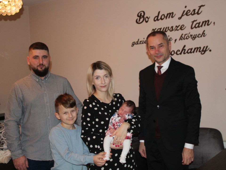 Pierwsza mieszkanka gminy Lubaczów w 2023 z rodzicami i Panem Wójtem